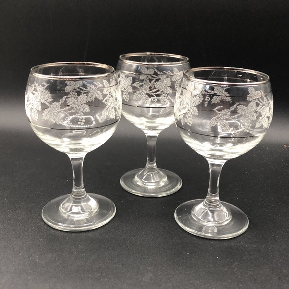 Vintage Glass Decanter and 3 Wine Glasses with Grape Motif and Silver Accents - Picture 3 of 5